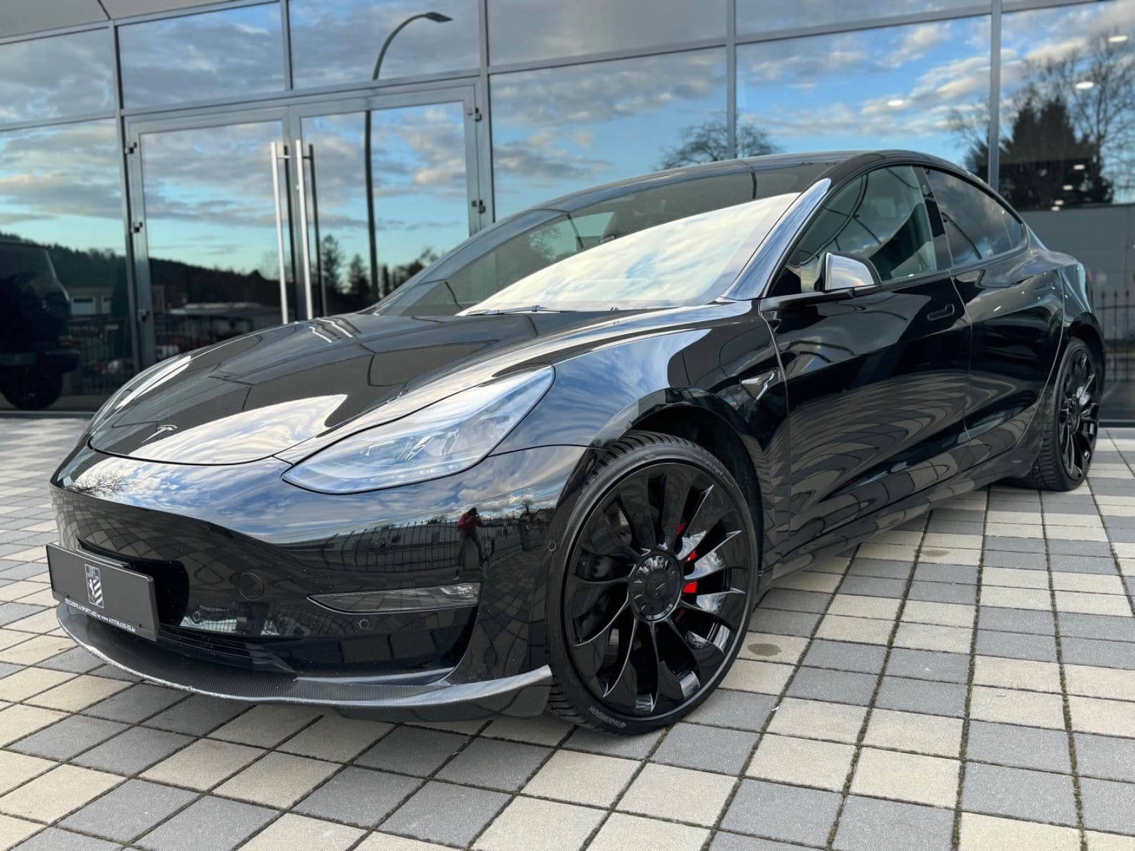 TESLA Model 3 - Bild 1
