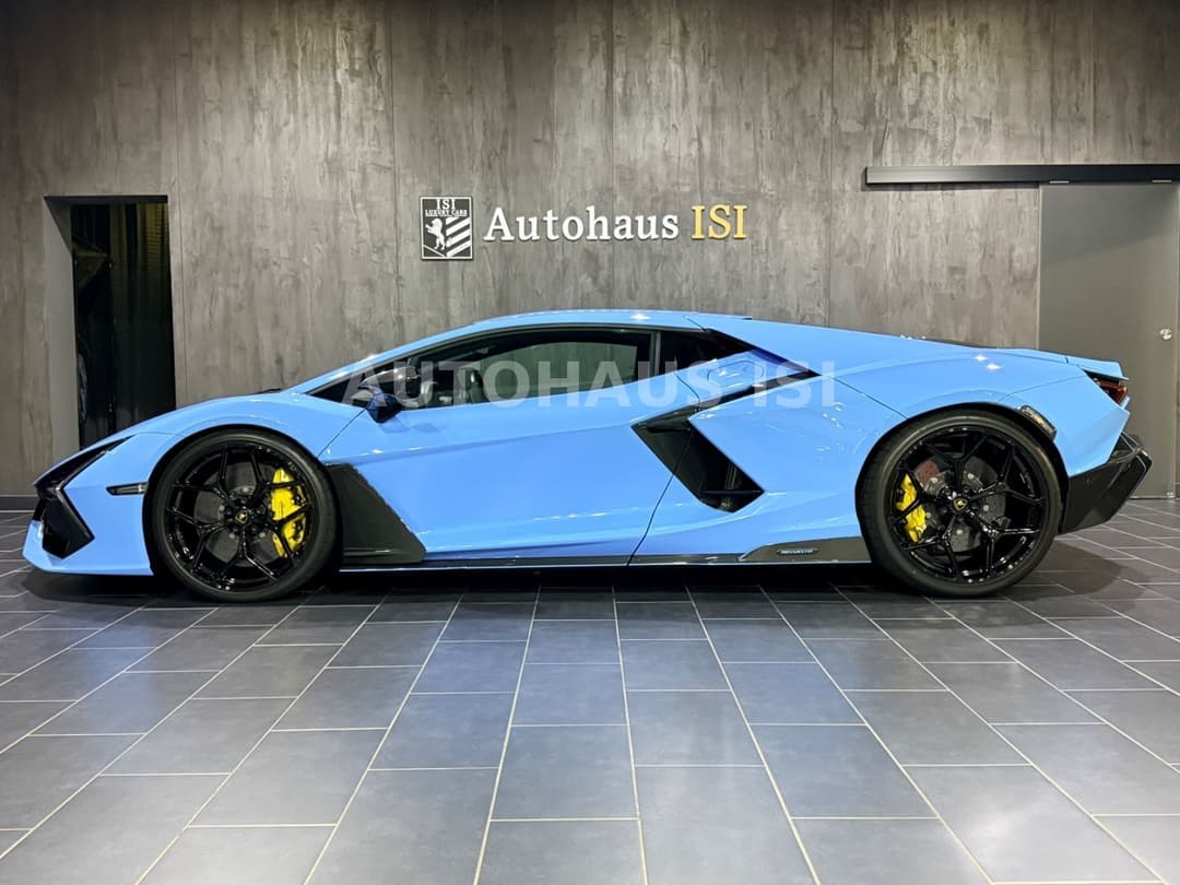 LAMBORGHINI Revuelto