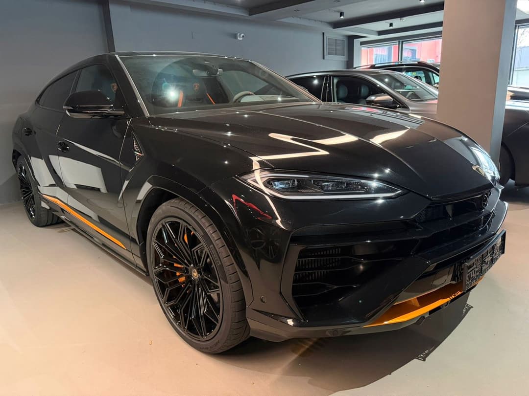 LAMBORGHINI Urus