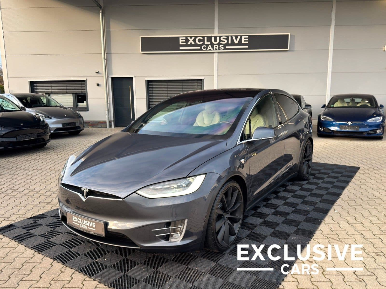 TESLA Model X - Bild 1