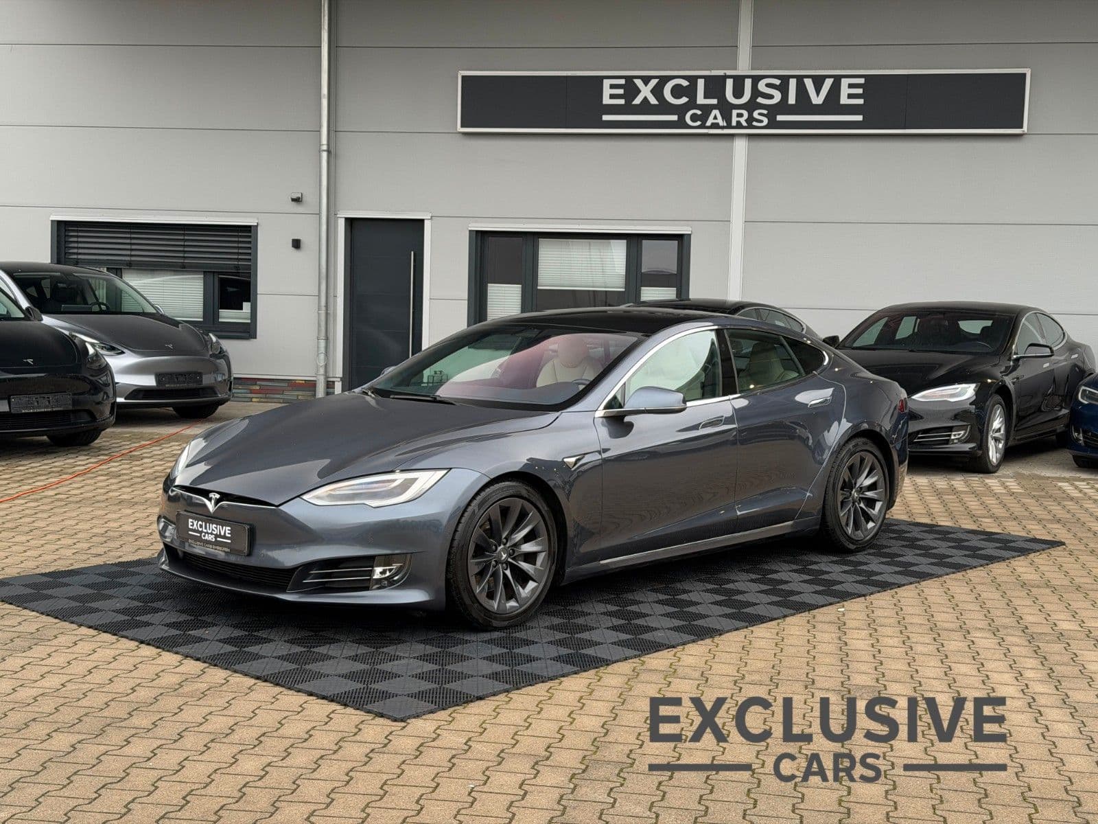 TESLA Model S - Bild 1