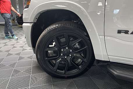 Dodge RAM RAM Laramie Night 449,- Rate 1,99%LPG