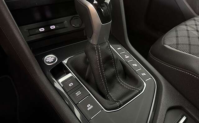 Volkswagen Tiguan R-Line Matrix-LED Kamera ACC AHK Head-Up
