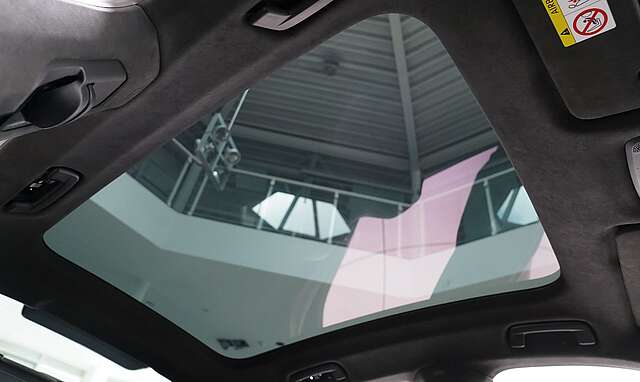 Porsche Taycan 4 S Display Pano SportDesign Vierradlenk