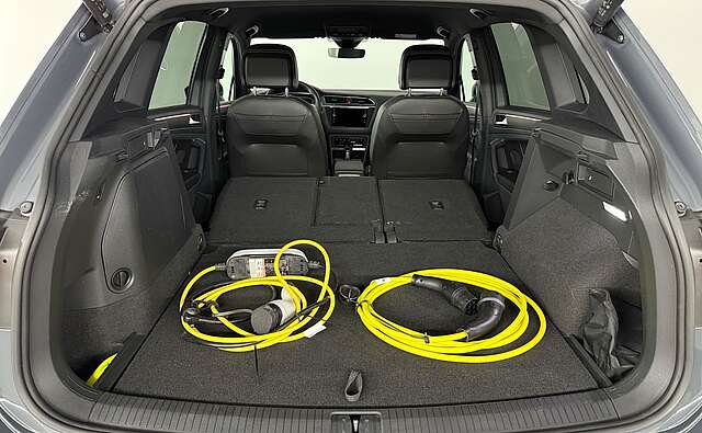 Volkswagen Tiguan R-Line Matrix-LED Kamera ACC AHK Head-Up