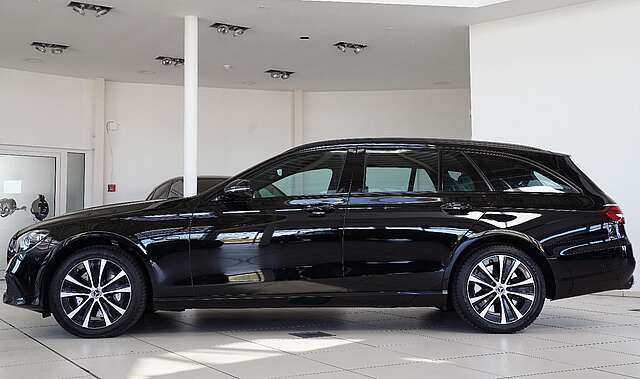 Mercedes-Benz E 300 de 4Matic AVANTGARDE Burmester HUD Distr+