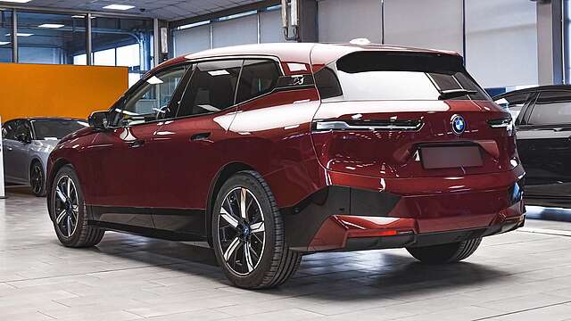 BMW iX xDrive40 Sport Luftfederung