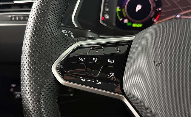 Volkswagen Tiguan R-Line Matrix-LED Kamera ACC AHK Head-Up