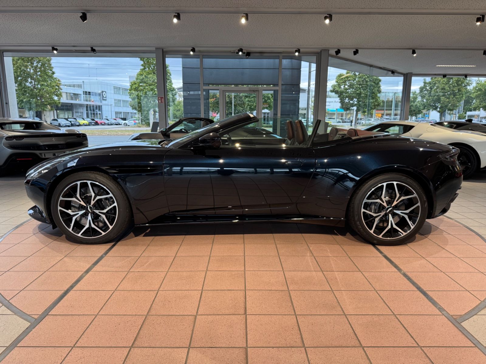 Aston Martin DB11 DB11 V8 Volante Bang&amp;Olufsen/BlackPack/1Hand