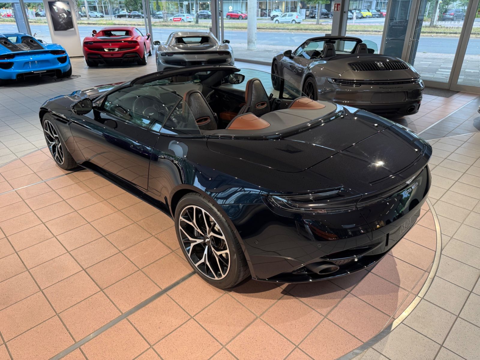 Aston Martin DB11 DB11 V8 Volante Bang&amp;Olufsen/BlackPack/1Hand