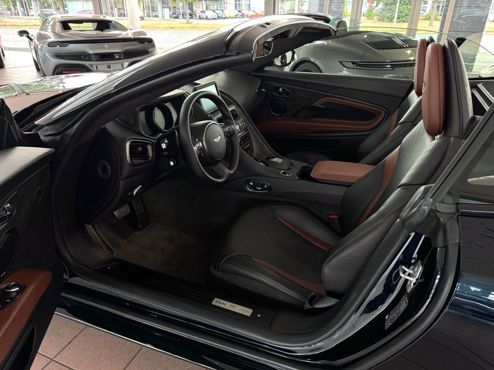 Aston Martin DB11 DB11 V8 Volante Bang&amp;Olufsen/BlackPack/1Hand