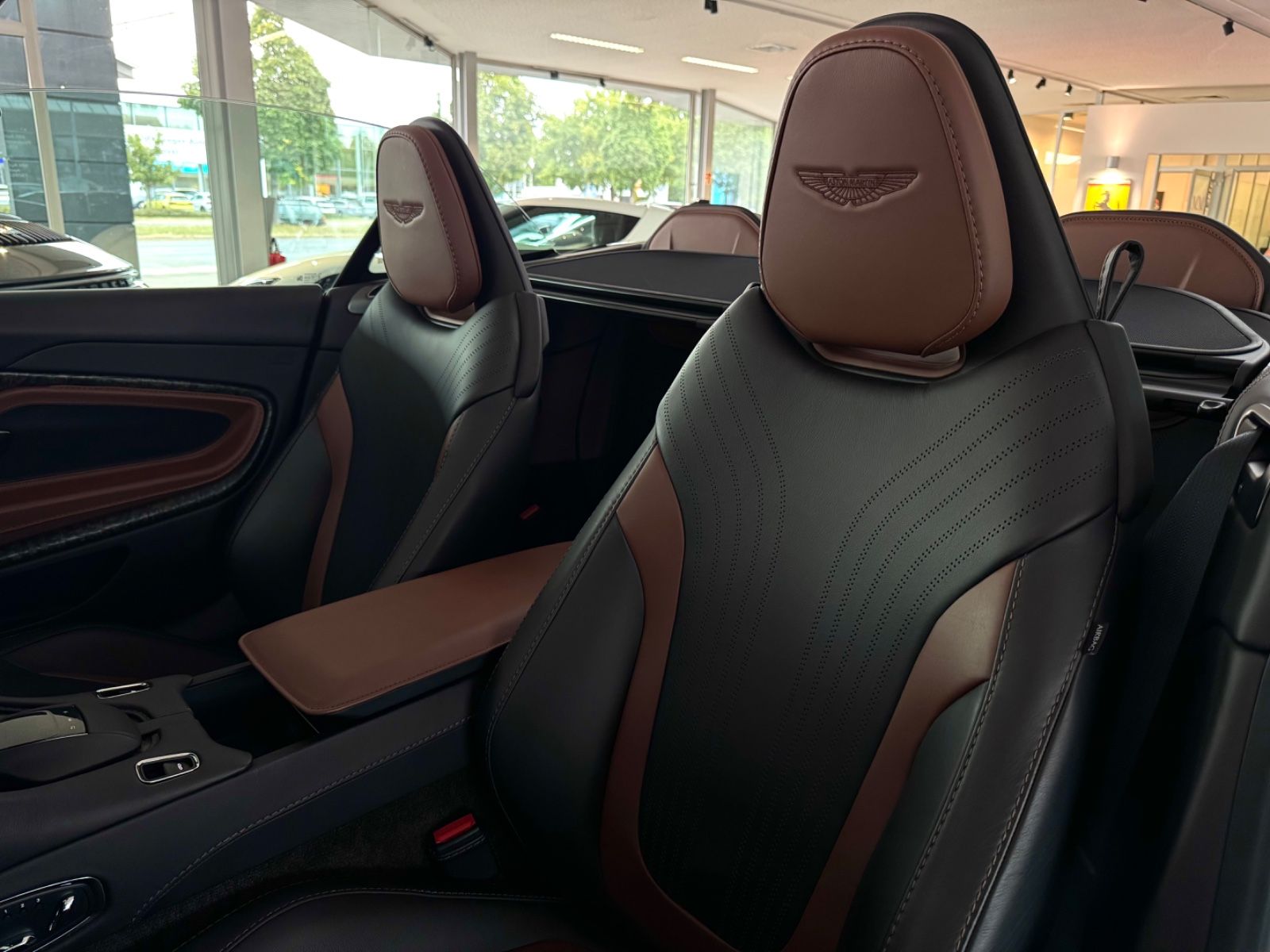 Aston Martin DB11 DB11 V8 Volante Bang&amp;Olufsen/BlackPack/1Hand