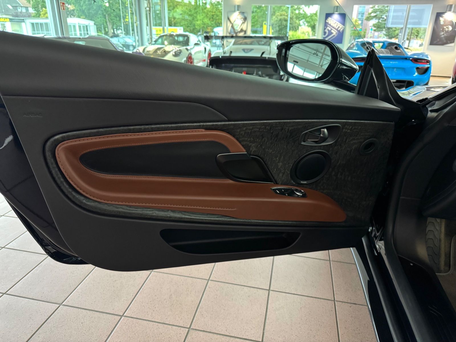 Aston Martin DB11 DB11 V8 Volante Bang&amp;Olufsen/BlackPack/1Hand