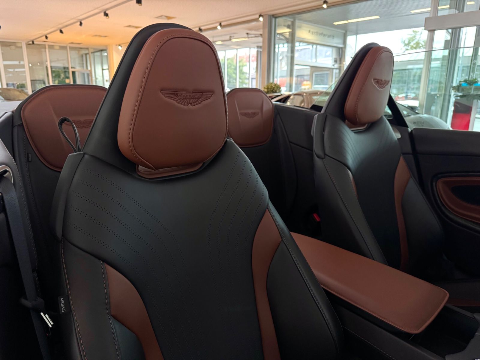 Aston Martin DB11 DB11 V8 Volante Bang&amp;Olufsen/BlackPack/1Hand