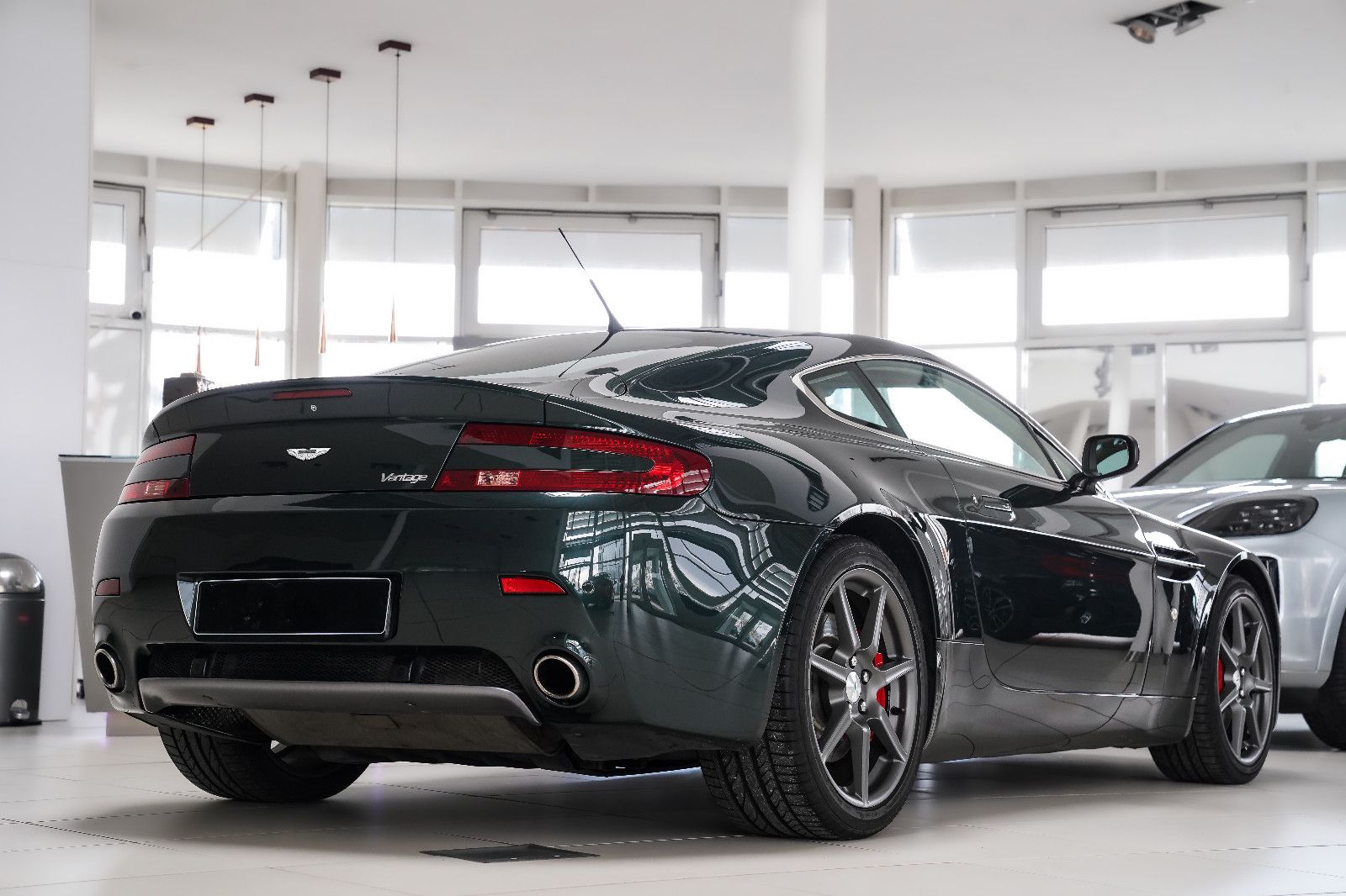 Aston Martin V8 Vantage V8 Vantage OO7