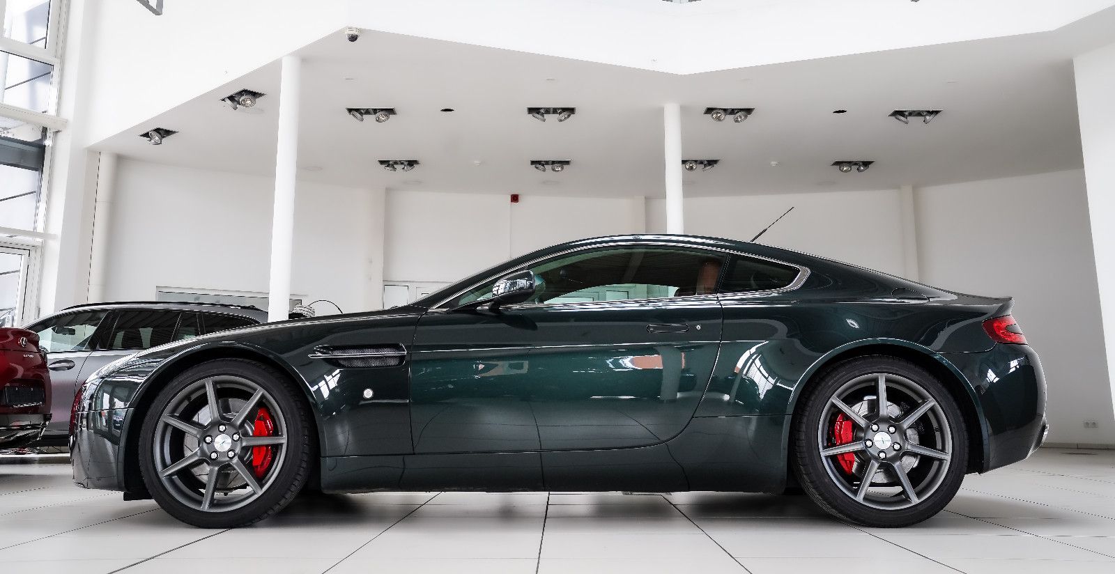 Aston Martin V8 Vantage V8 Vantage OO7