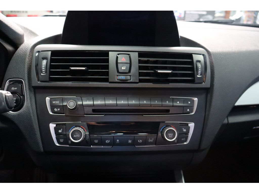 BMW 118 118i Sport Line F20 PDC, SHZ, Bi-Xenon