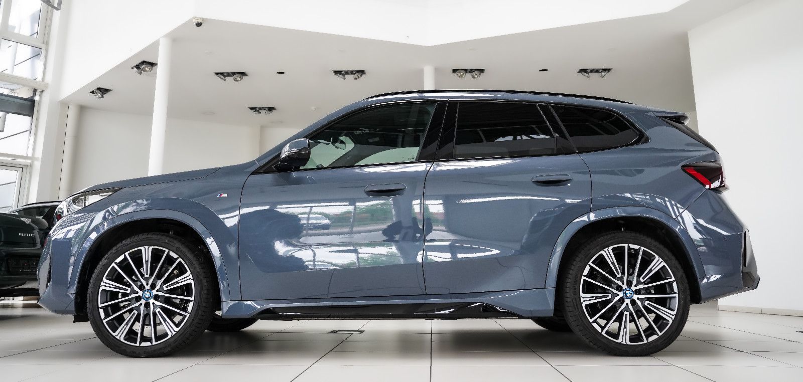 BMW iX1 iX1 30 xDrive M Sportpaket Pano HUD AHK 360