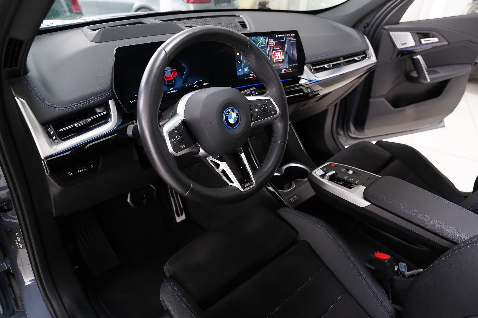 BMW iX1 iX1 30 xDrive M Sportpaket Pano HUD AHK 360