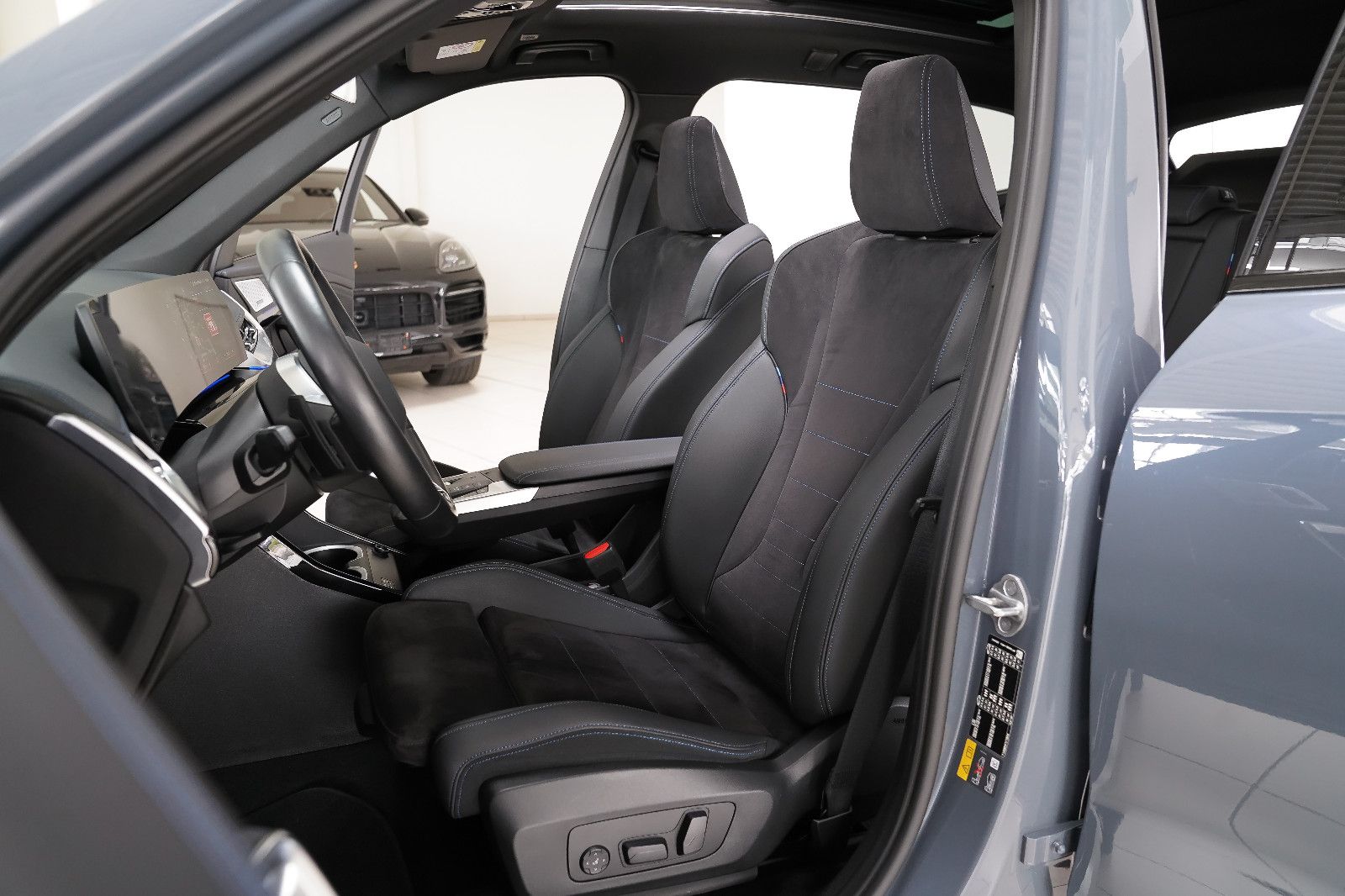 BMW iX1 iX1 30 xDrive M Sportpaket Pano HUD AHK 360