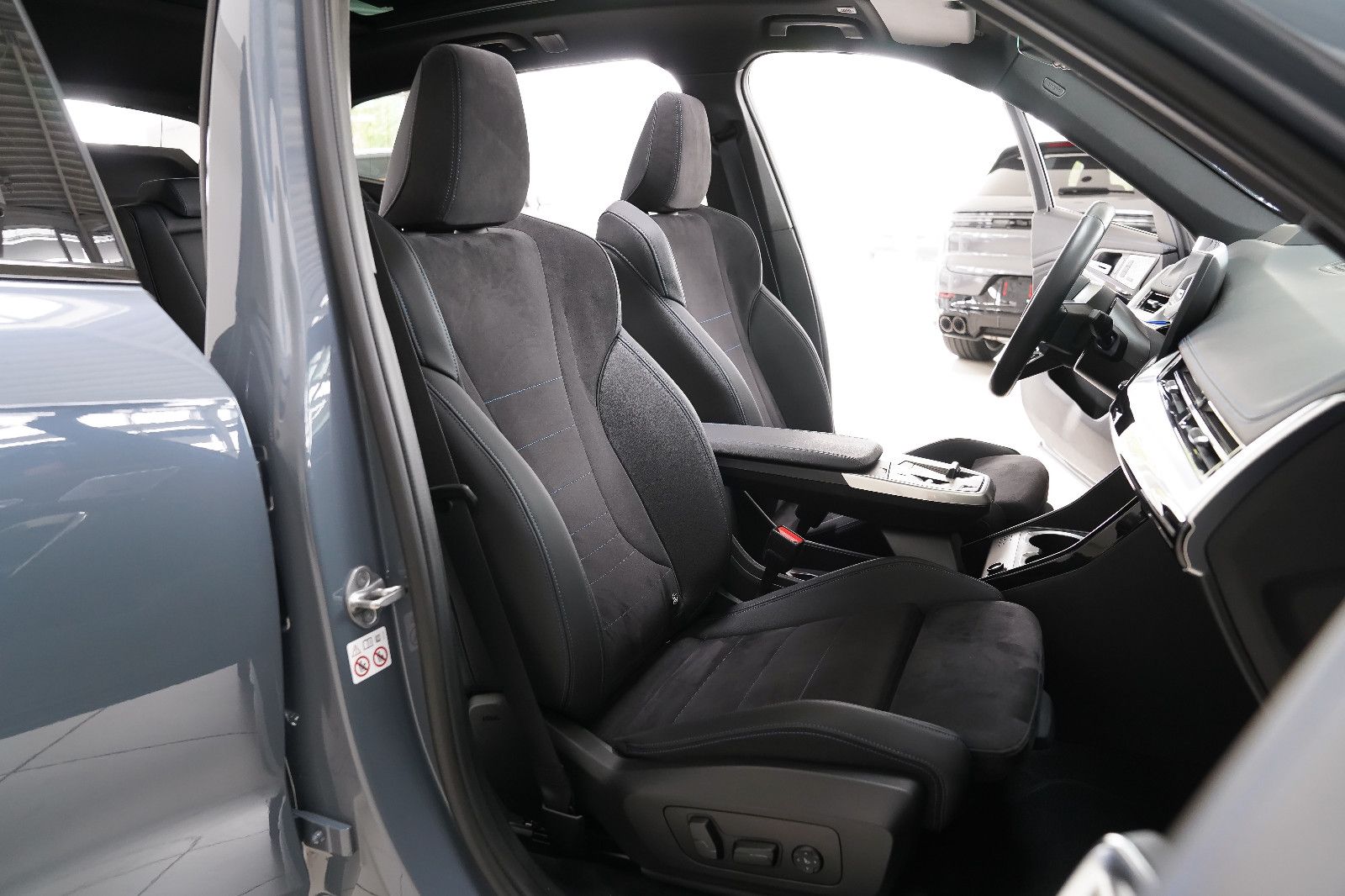 BMW iX1 iX1 30 xDrive M Sportpaket Pano HUD AHK 360