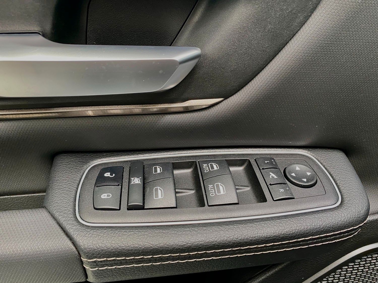 Dodge RAM RAM 5,7 V8 4x4 Sport| ETORQUE|12&quot; NAV|LED|20&quot;ALU