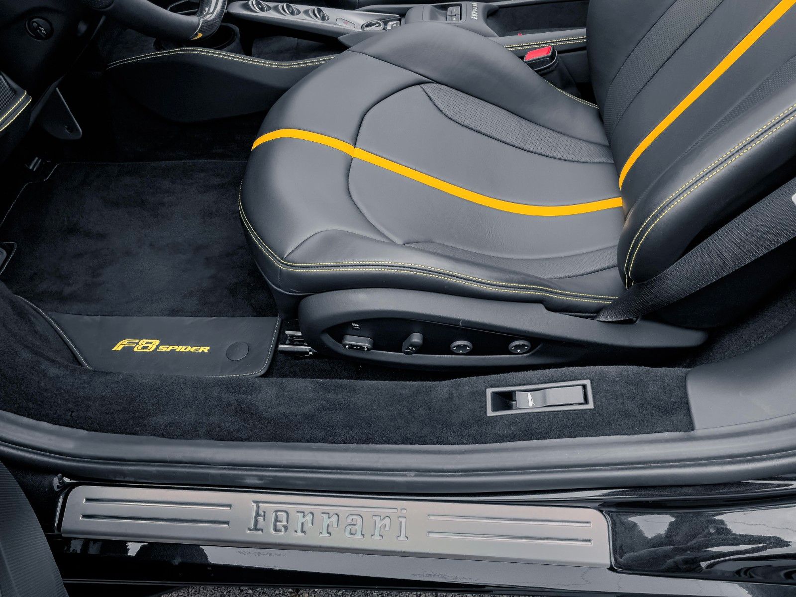 Ferrari F8 F8 Spider DCT *Beifahrer- Display* Carbon