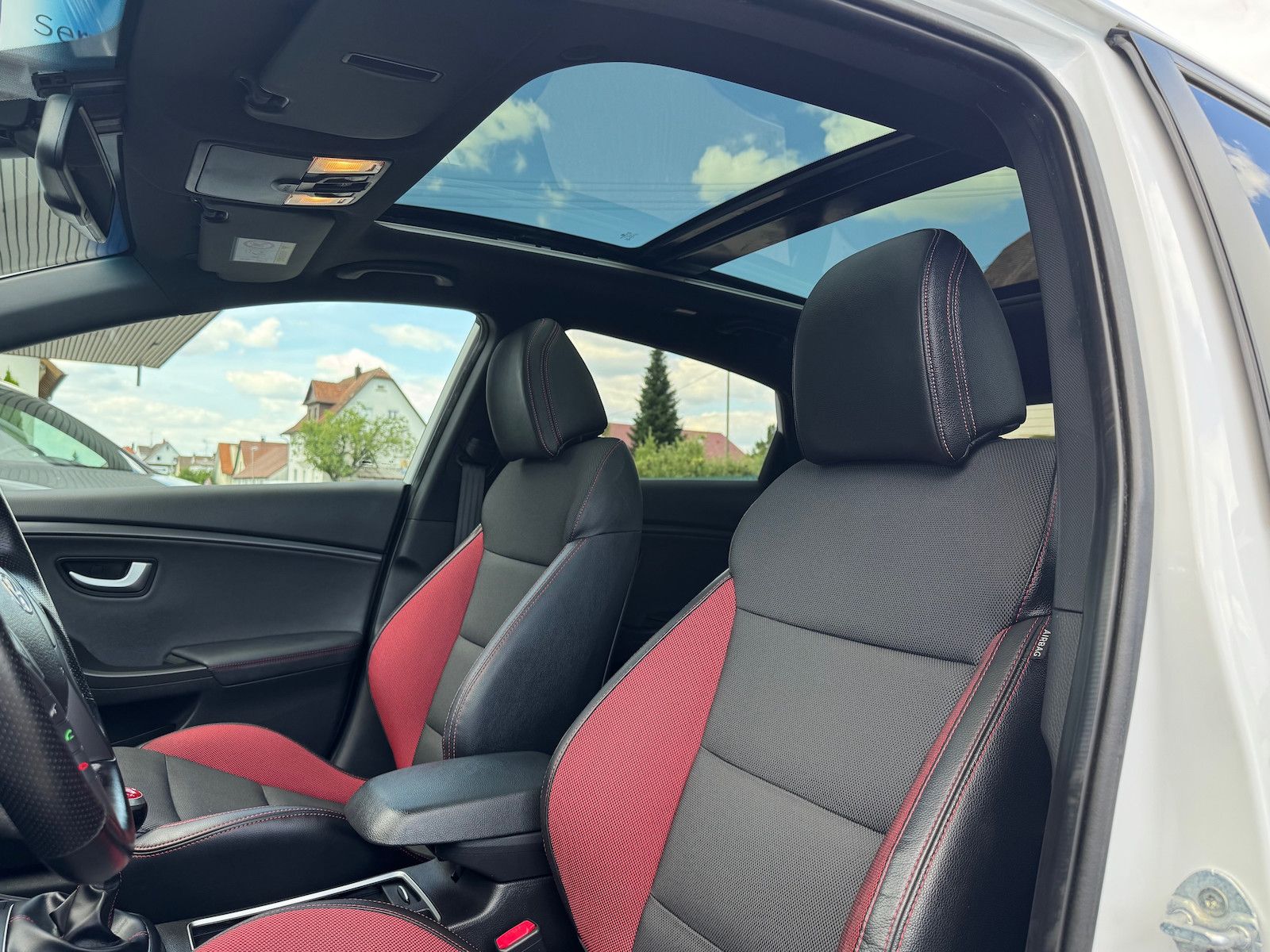 Hyundai i30 i30 Turbo*Pano*Navi*Keyless*AHK abn.*R-Kamera*