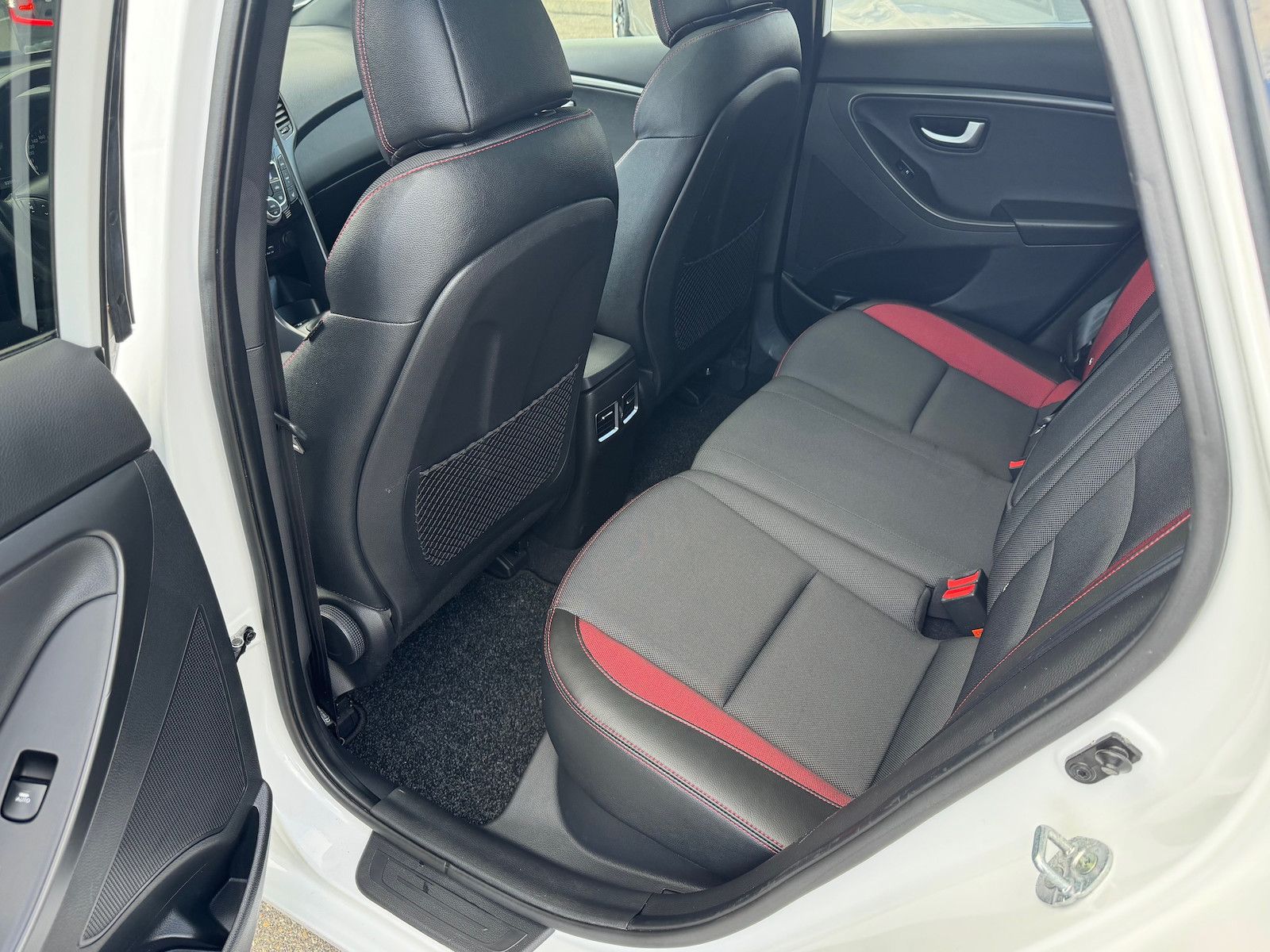 Hyundai i30 i30 Turbo*Pano*Navi*Keyless*AHK abn.*R-Kamera*