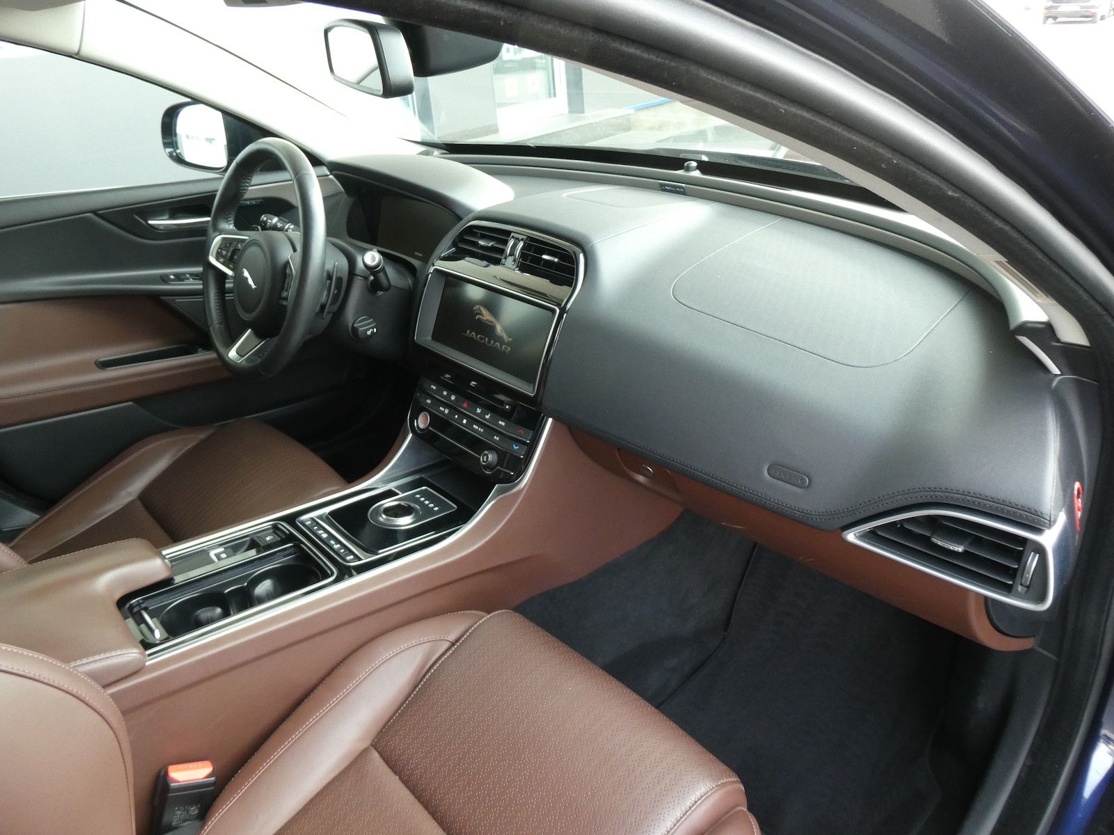Jaguar XE XE Portfolio, Panorama