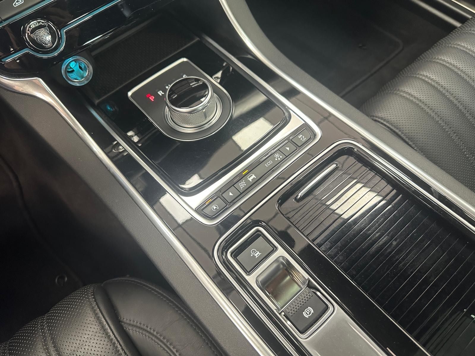 Jaguar XF XF Limo PORTFOLIO*AUTOM*PANO*HUD*KAM*LEDER*19-Z*