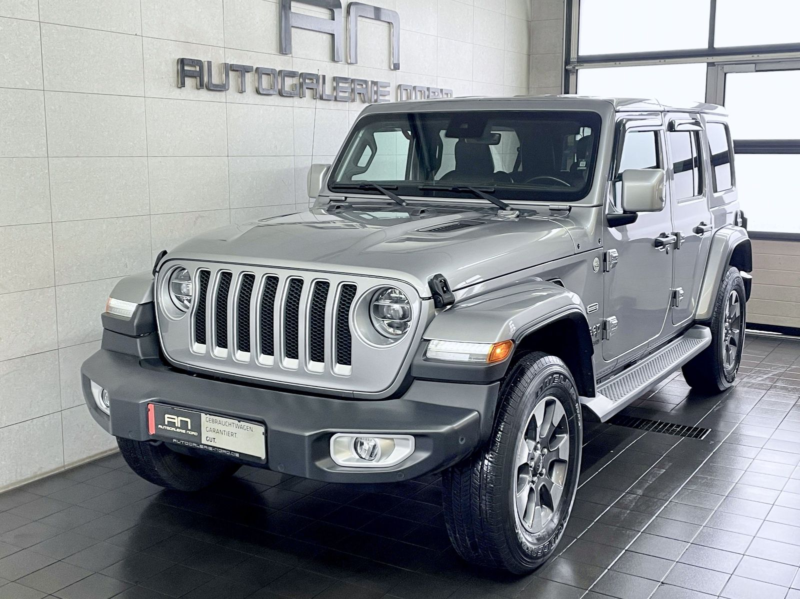 Jeep Wrangler Wrangler / Wrangler Unlimited Sahara + Softtop