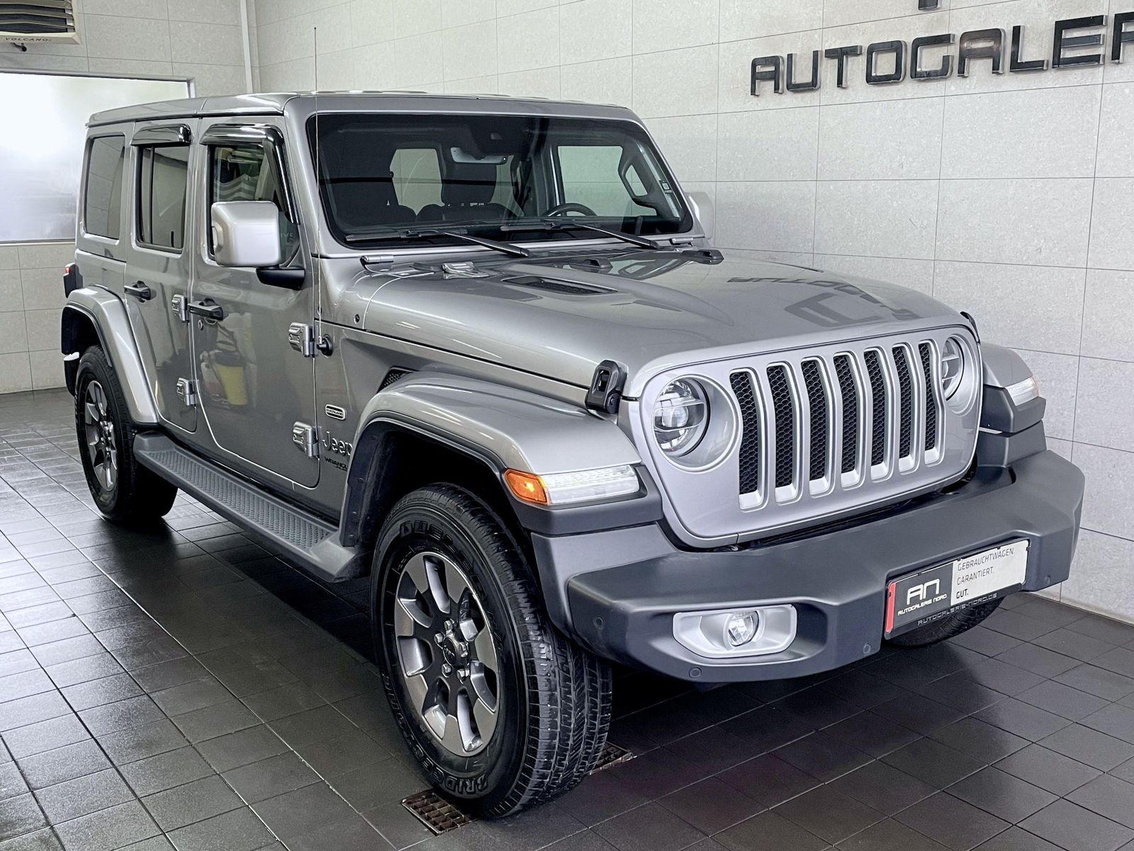 Jeep Wrangler Wrangler / Wrangler Unlimited Sahara + Softtop