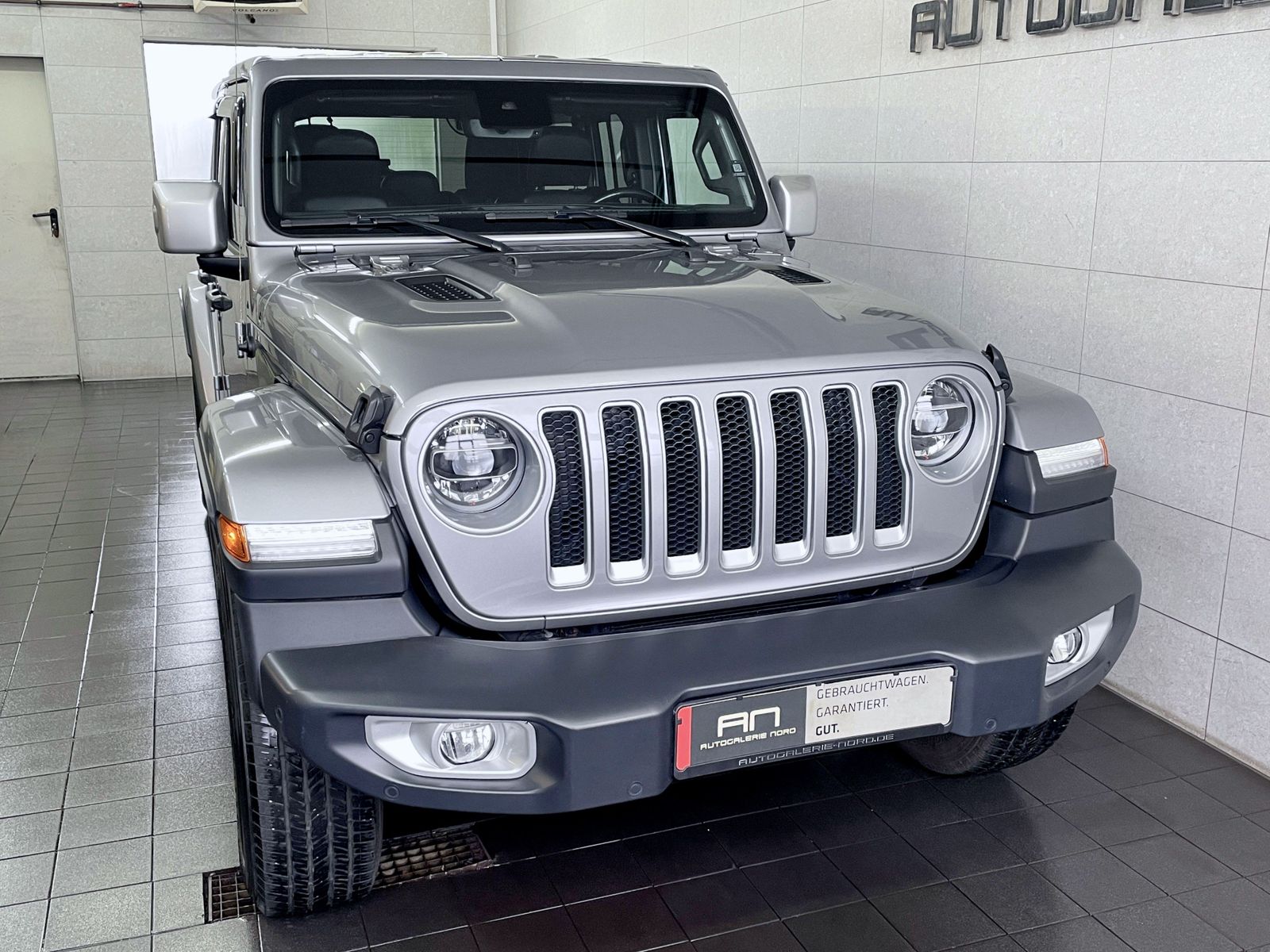 Jeep Wrangler Wrangler / Wrangler Unlimited Sahara + Softtop