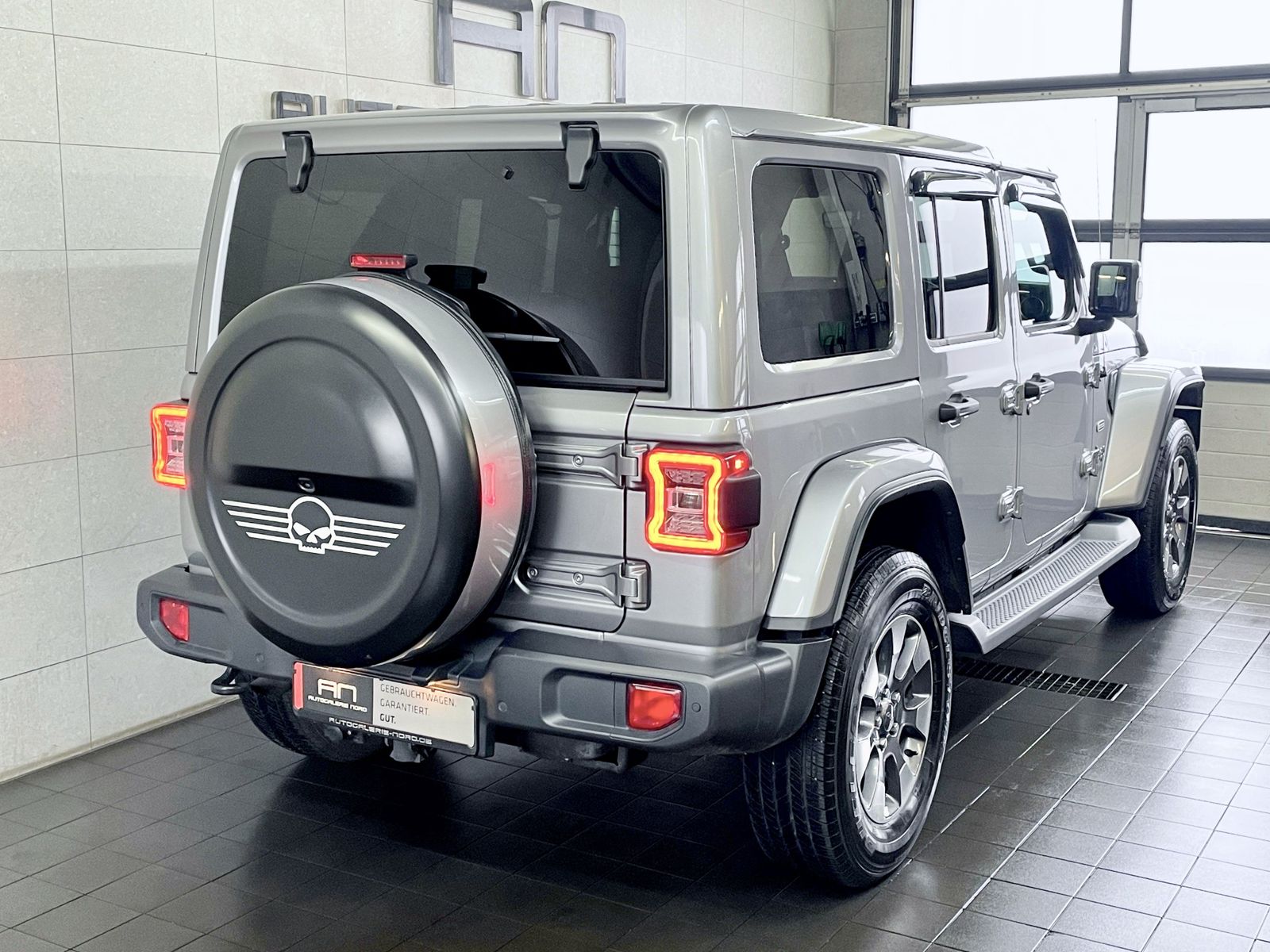 Jeep Wrangler Wrangler / Wrangler Unlimited Sahara + Softtop
