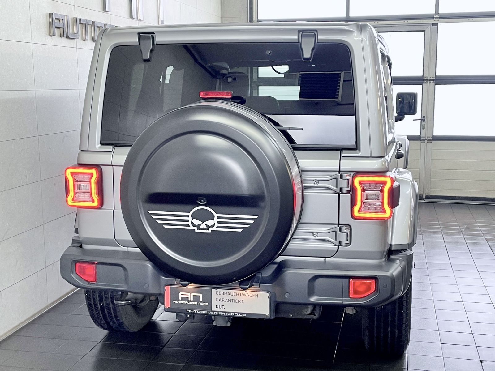 Jeep Wrangler Wrangler / Wrangler Unlimited Sahara + Softtop