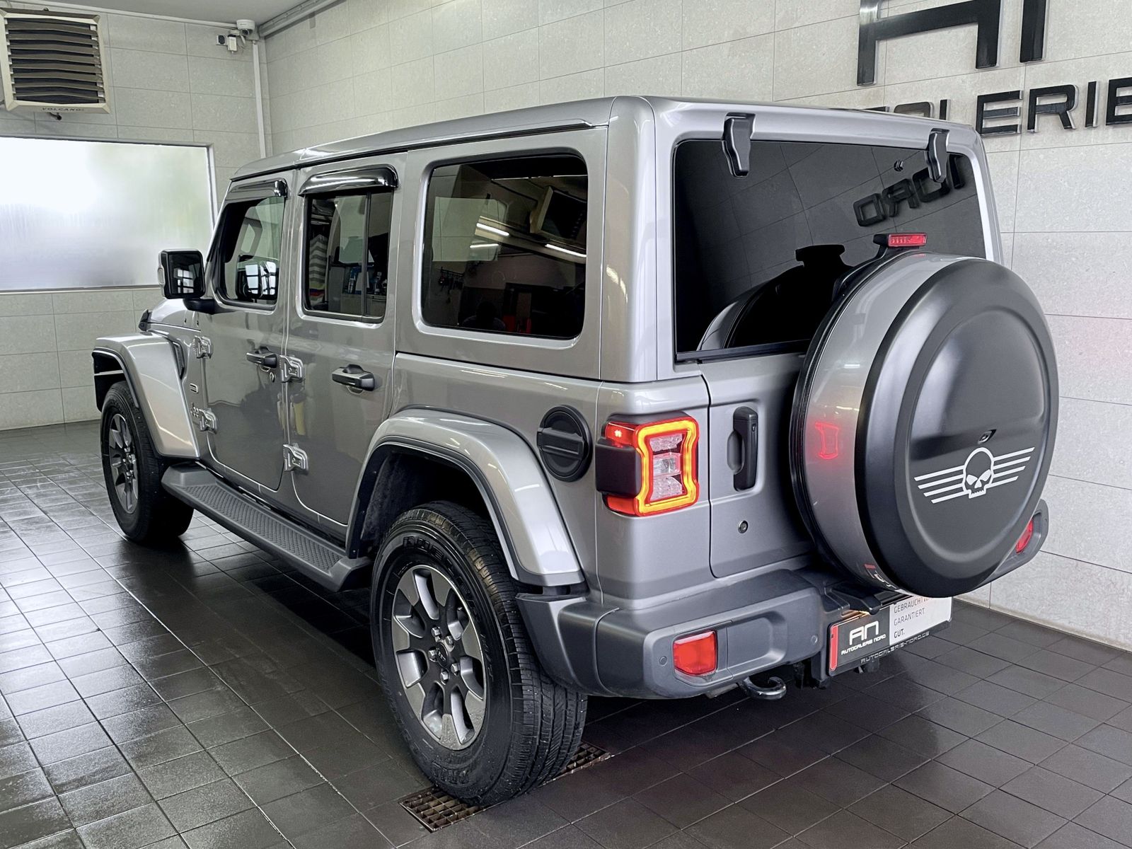 Jeep Wrangler Wrangler / Wrangler Unlimited Sahara + Softtop