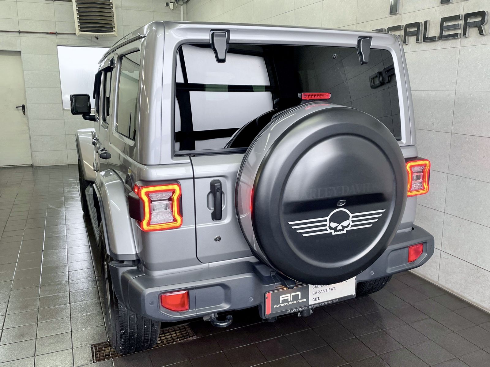 Jeep Wrangler Wrangler / Wrangler Unlimited Sahara + Softtop