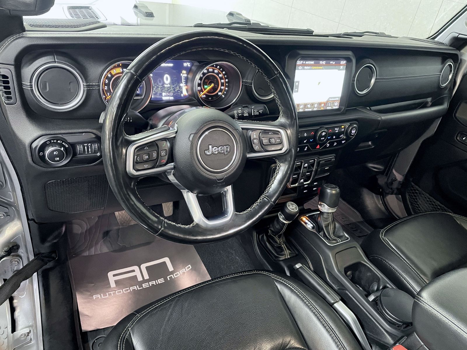 Jeep Wrangler Wrangler / Wrangler Unlimited Sahara + Softtop