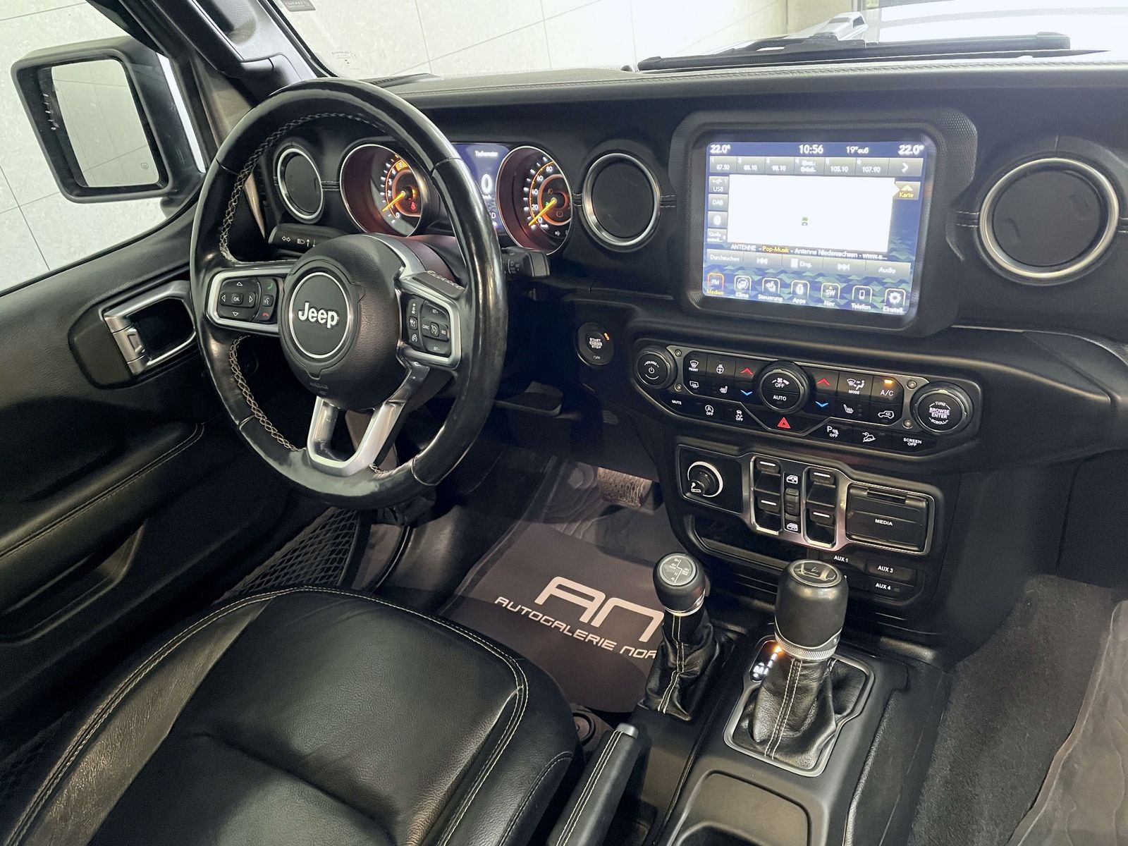 Jeep Wrangler Wrangler / Wrangler Unlimited Sahara + Softtop
