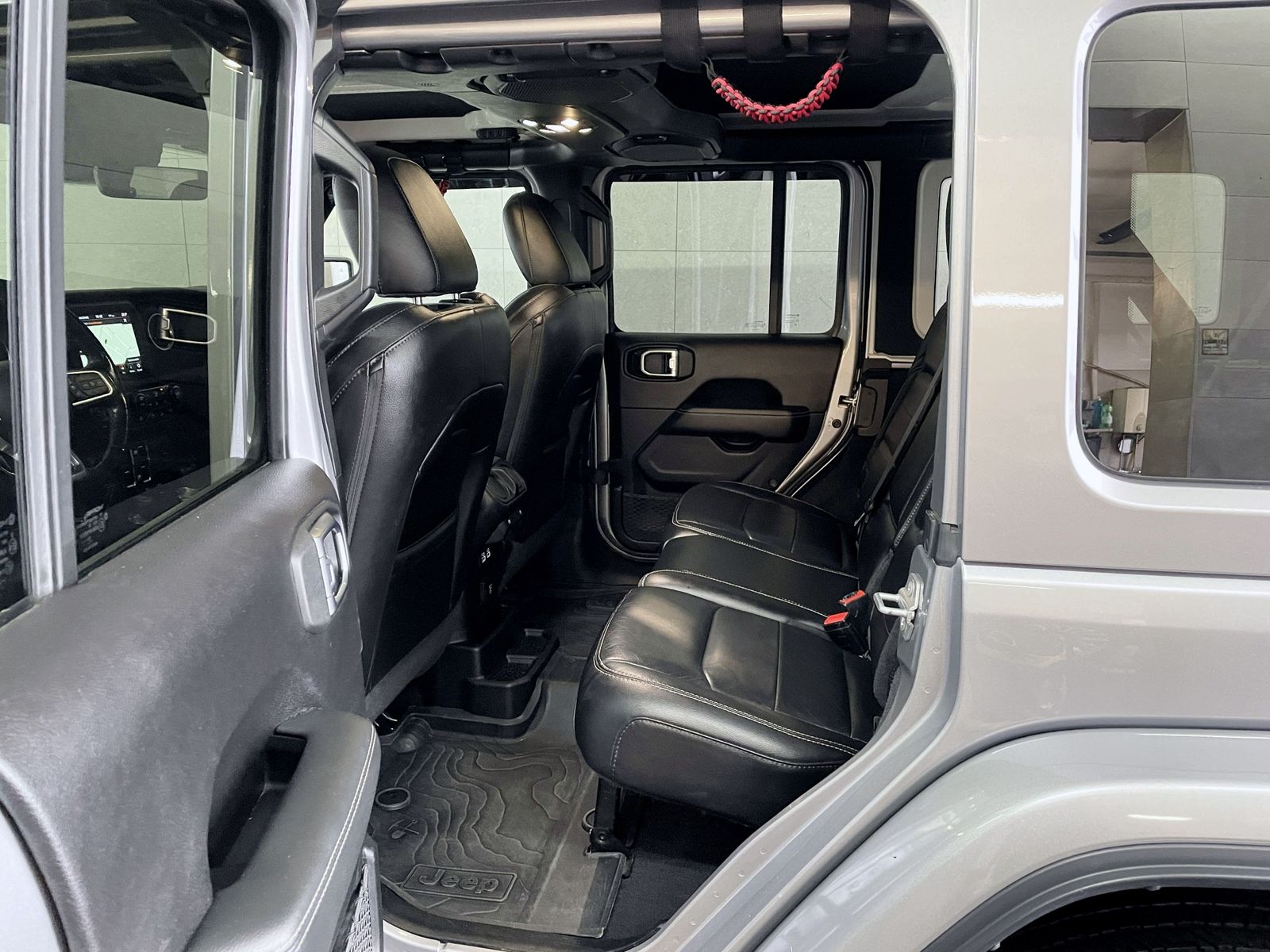 Jeep Wrangler Wrangler / Wrangler Unlimited Sahara + Softtop