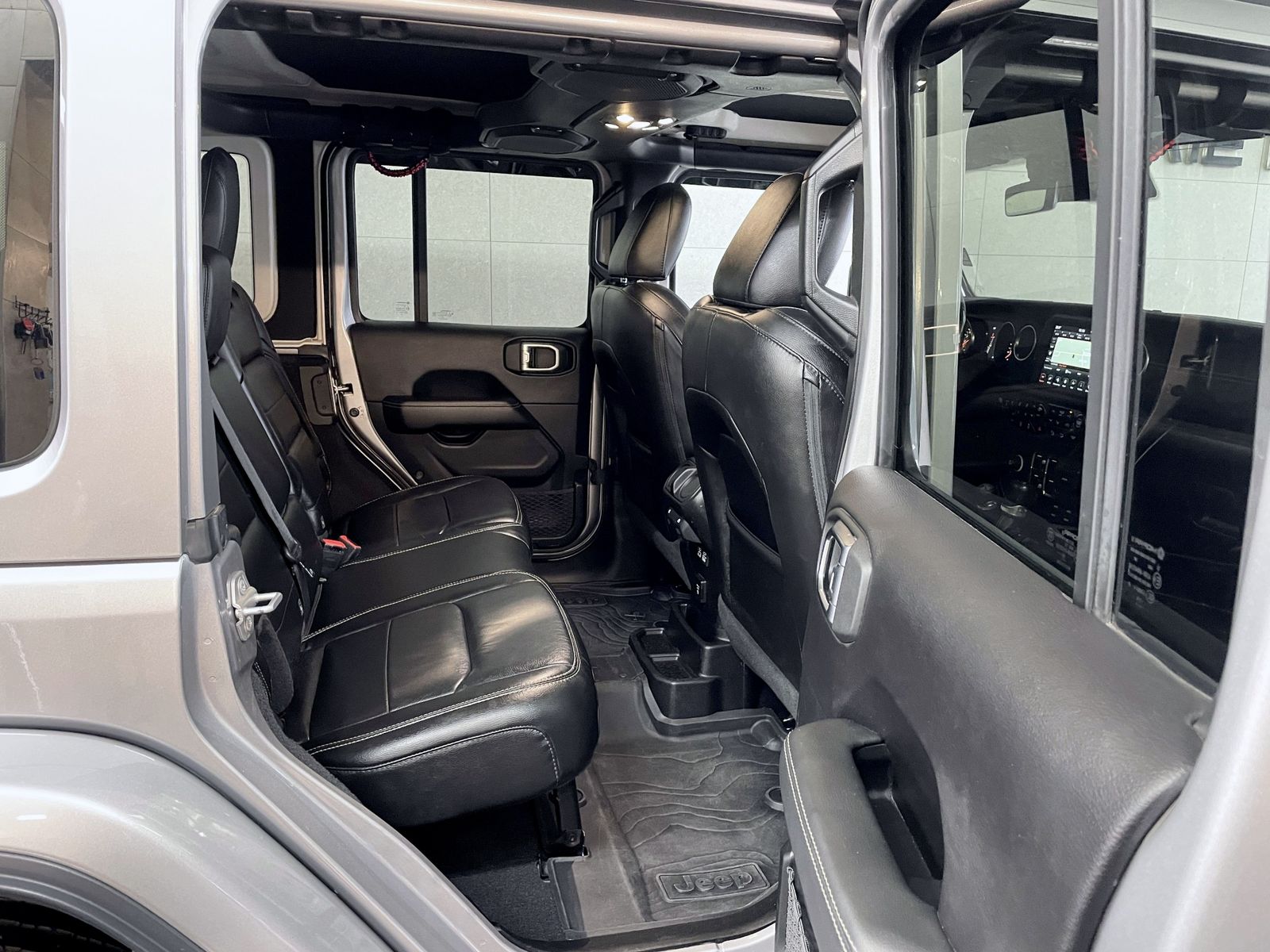 Jeep Wrangler Wrangler / Wrangler Unlimited Sahara + Softtop