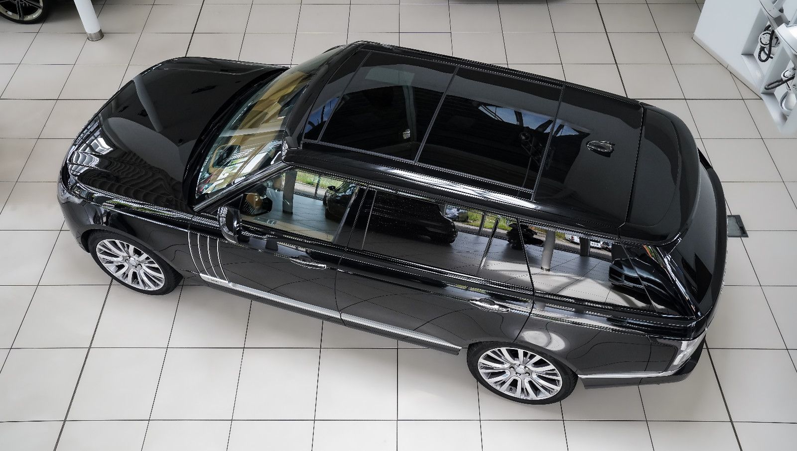 Land Rover Range Rover Range Rover SV Autobiography LWB 4 Sitze TV