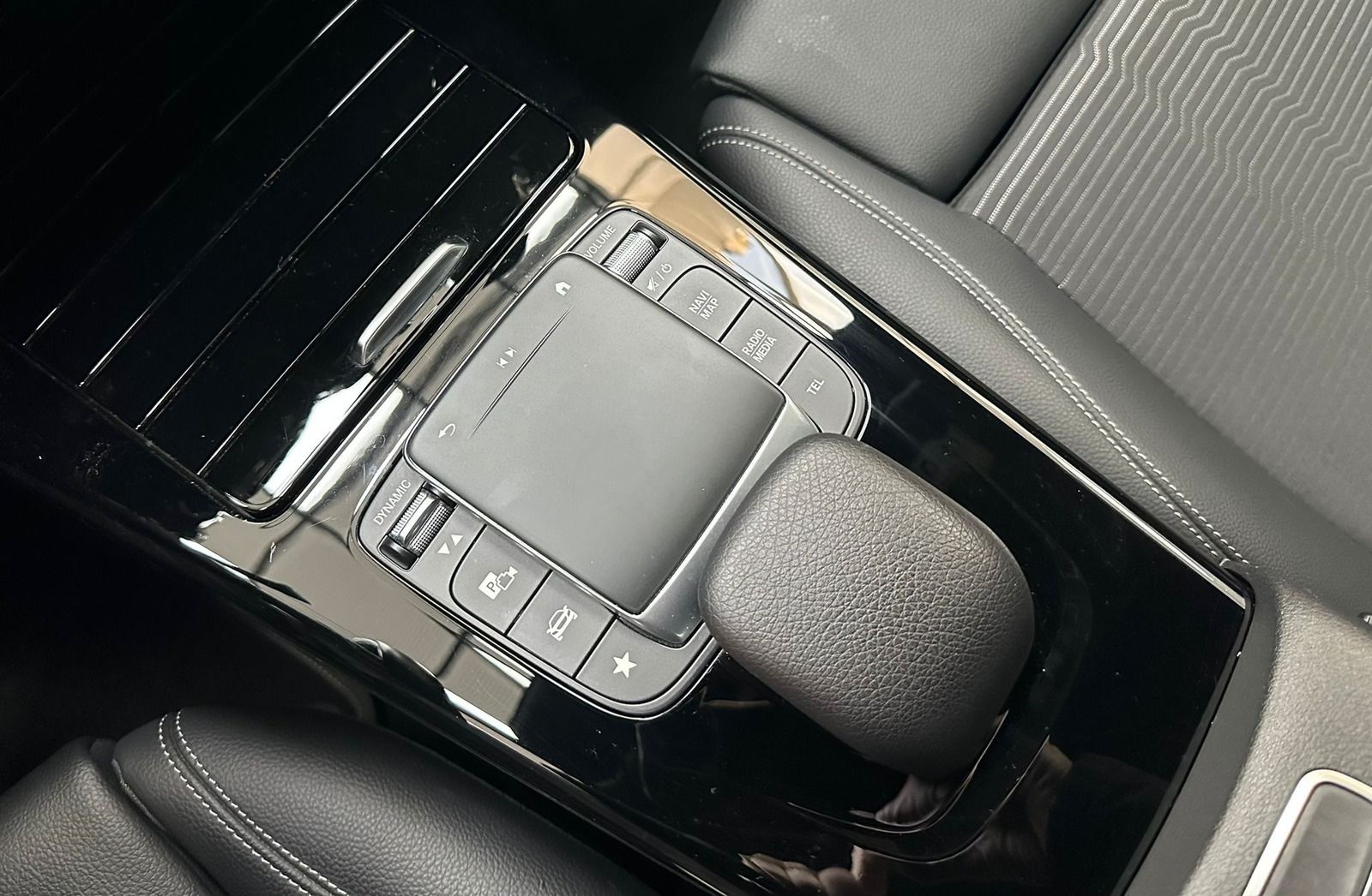 Mercedes-Benz CLA 180 CLA 180 7G-DCT*MBUX*WIDESCREEN*KAMERA*BURMESTER*