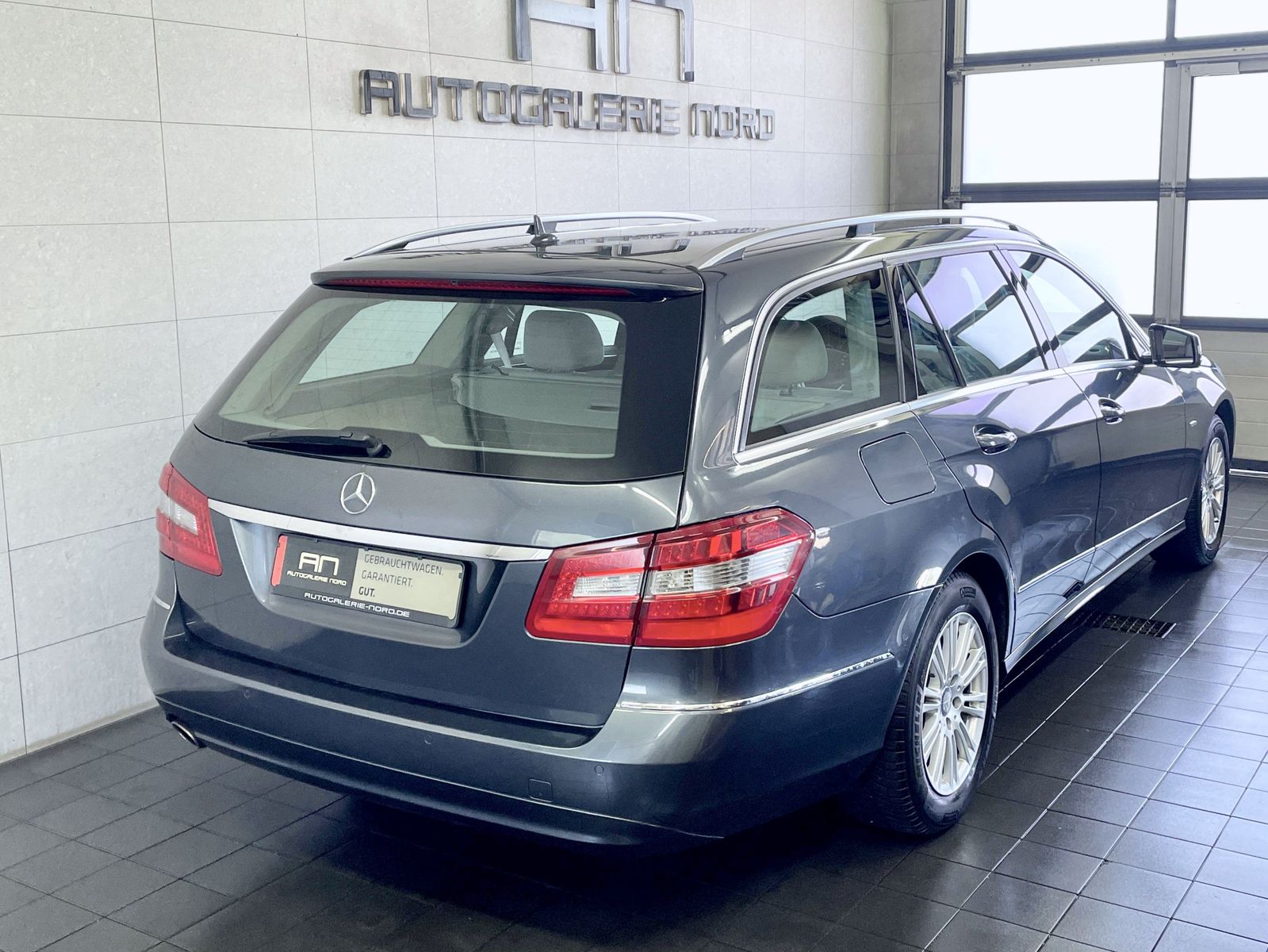 Mercedes-Benz E 200 E 200 CGI BlueEfficiency Elegance 1. Hand