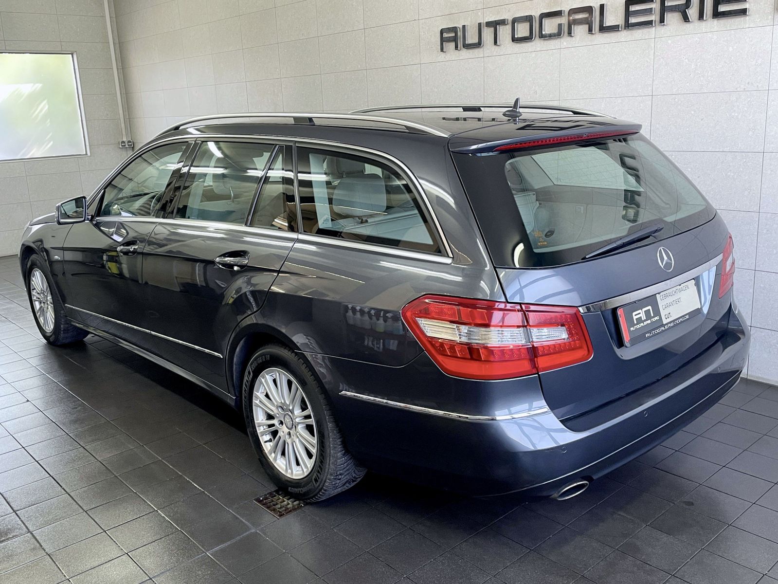 Mercedes-Benz E 200 E 200 CGI BlueEfficiency Elegance 1. Hand