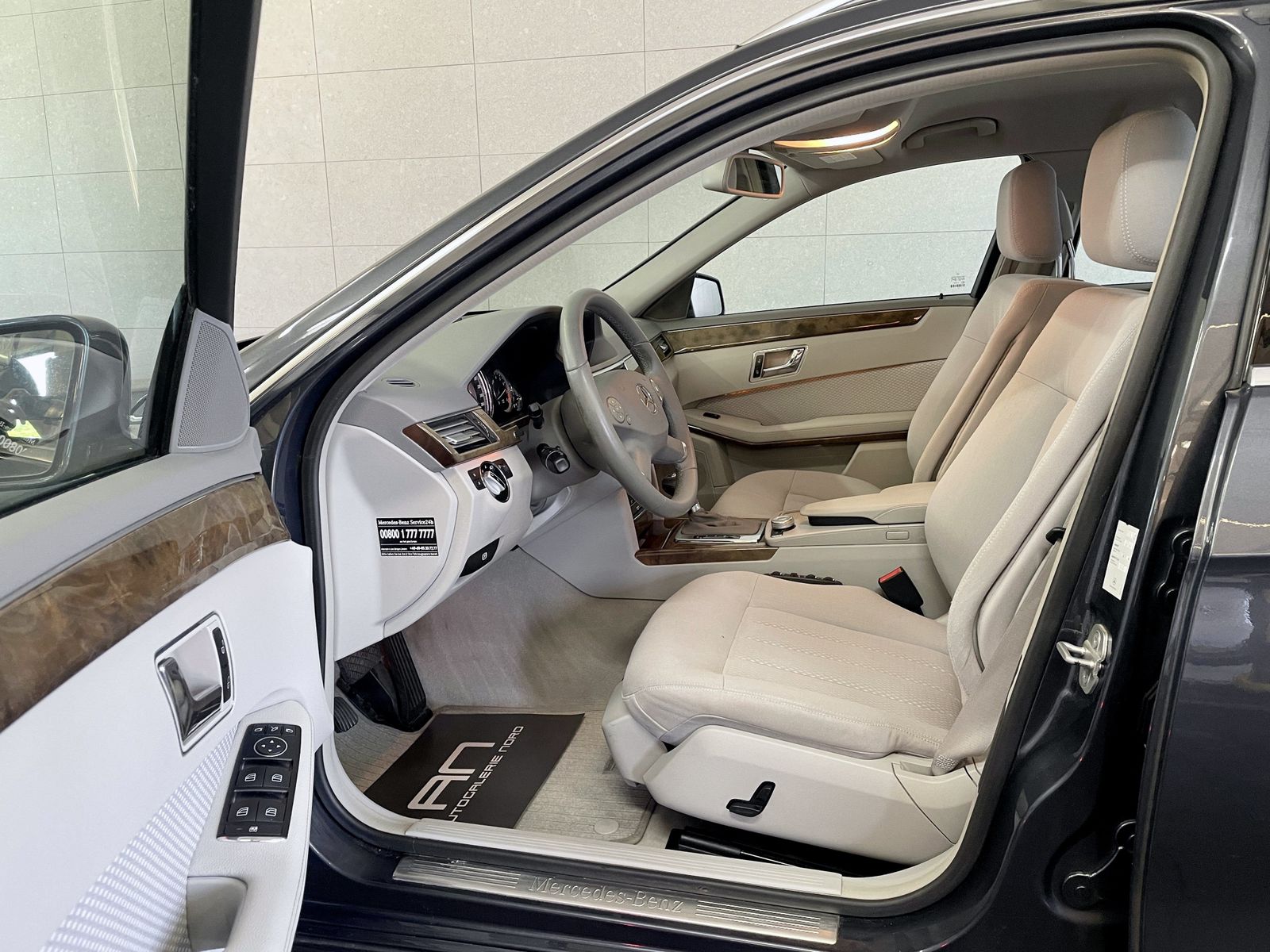 Mercedes-Benz E 200 E 200 CGI BlueEfficiency Elegance 1. Hand