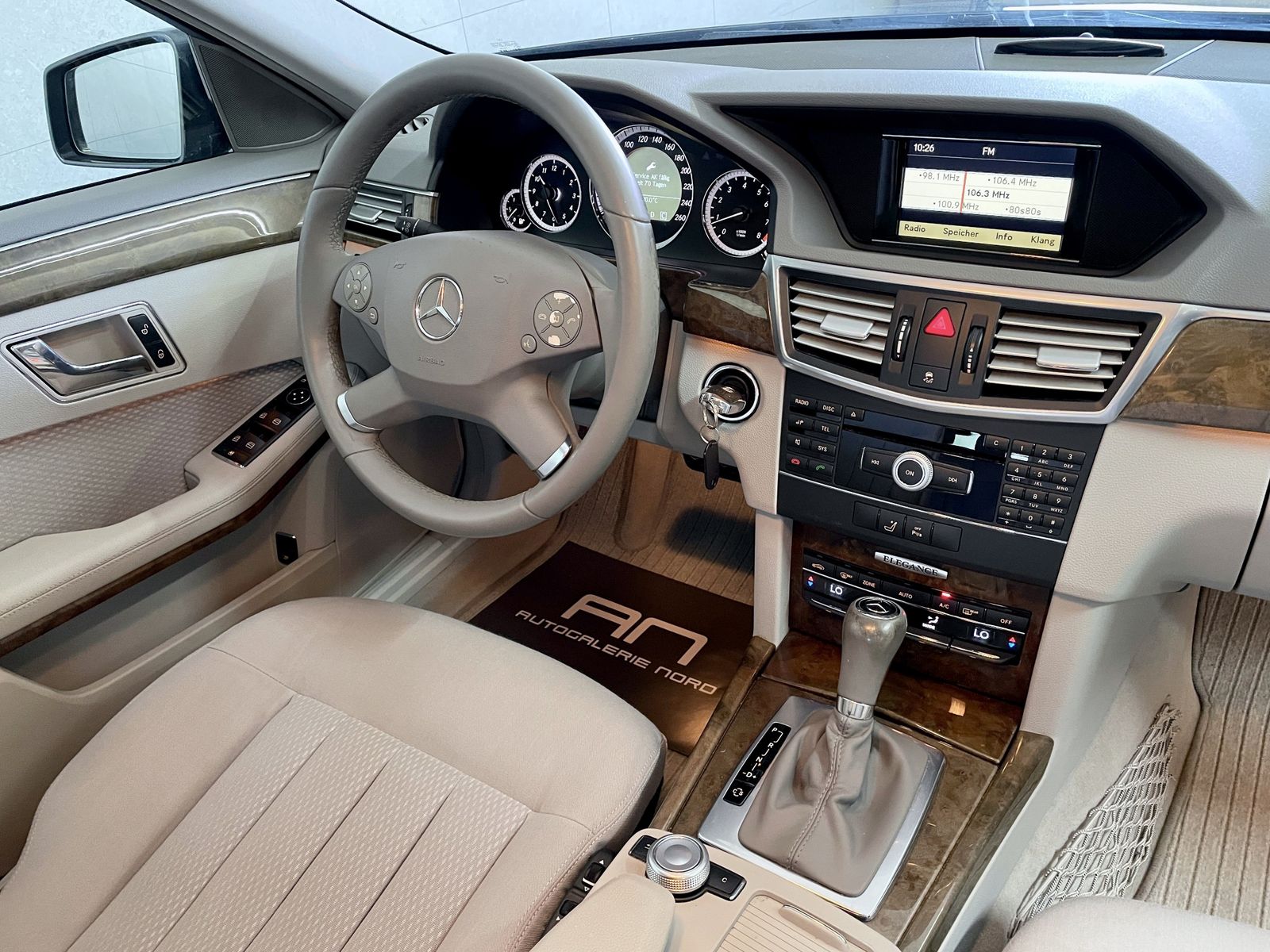 Mercedes-Benz E 200 E 200 CGI BlueEfficiency Elegance 1. Hand