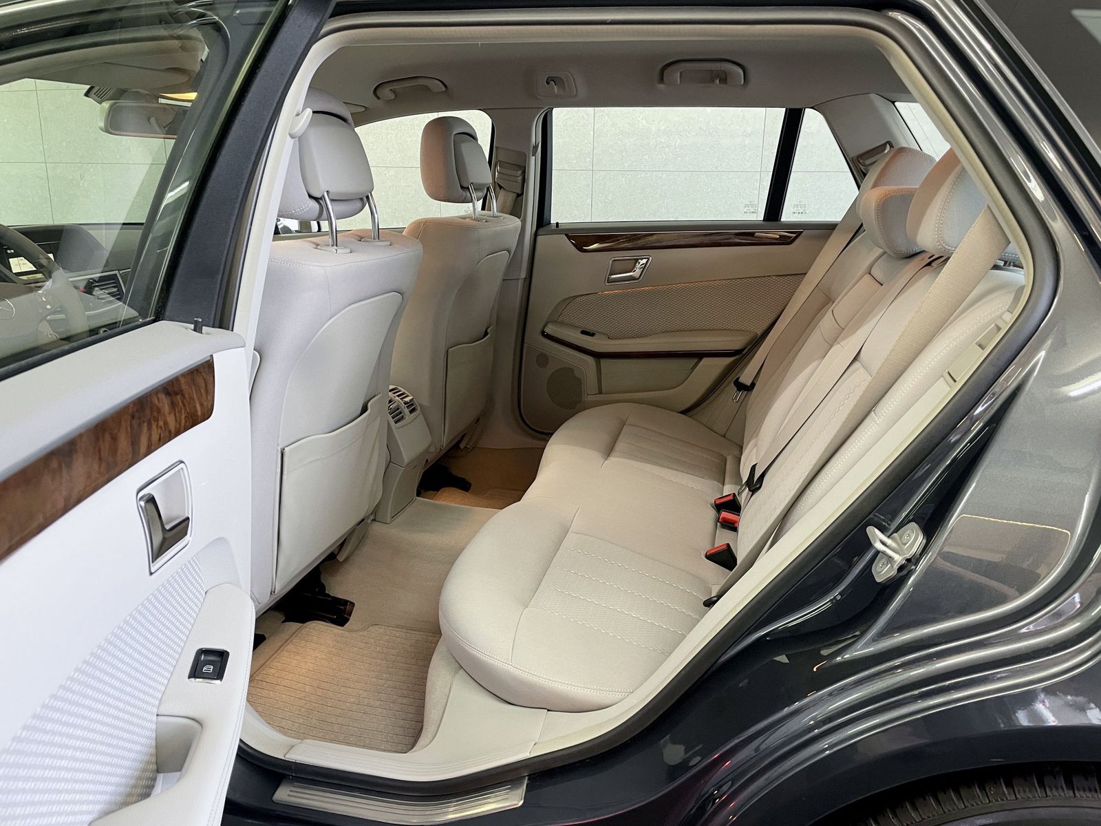 Mercedes-Benz E 200 E 200 CGI BlueEfficiency Elegance 1. Hand