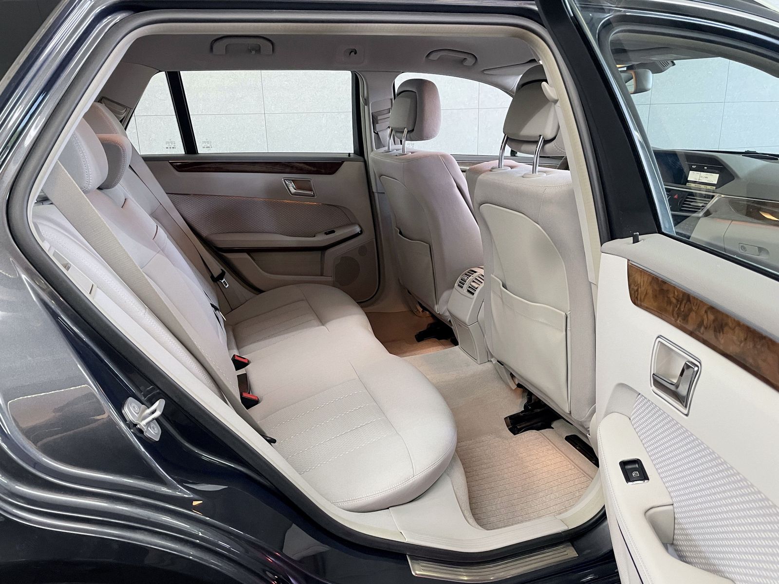 Mercedes-Benz E 200 E 200 CGI BlueEfficiency Elegance 1. Hand